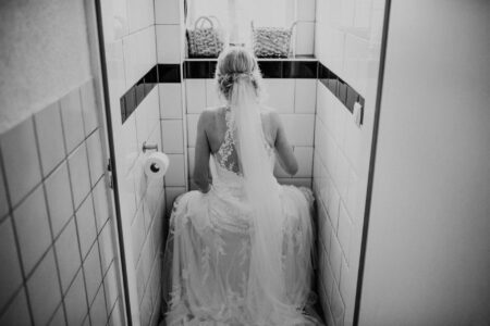 Naar de wc in trouwjurk