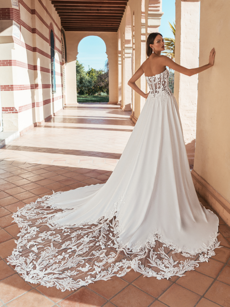 Blue by Enzoani Ursina Trouwjurk